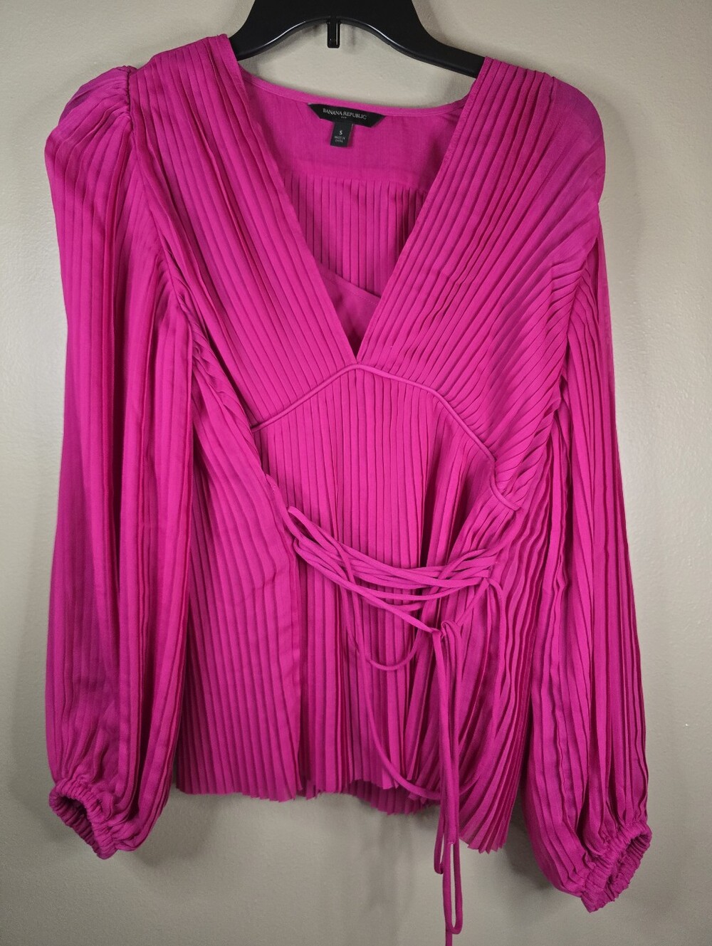 Banana Republic Women’s Neon Hot Pink Pleated Blouse Top Long Sleeve Size Small